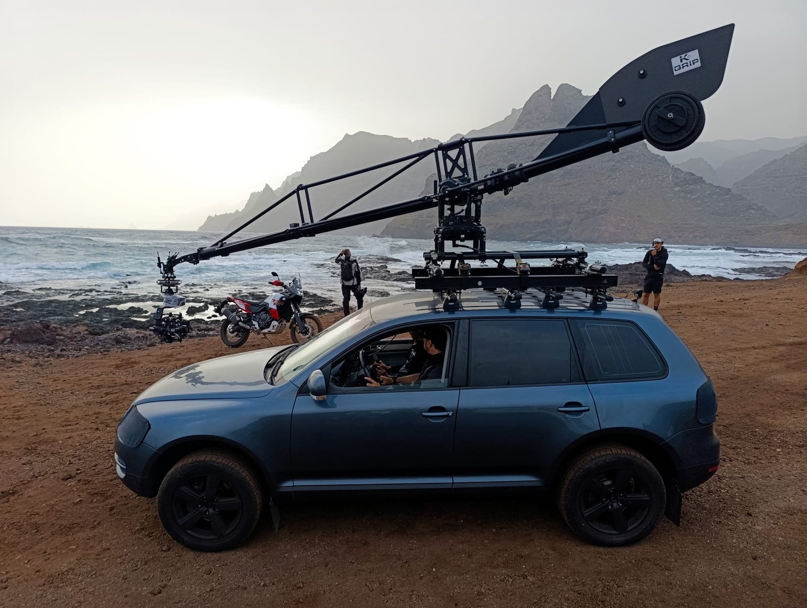Camera car con grúa K Grip en localización de costa
