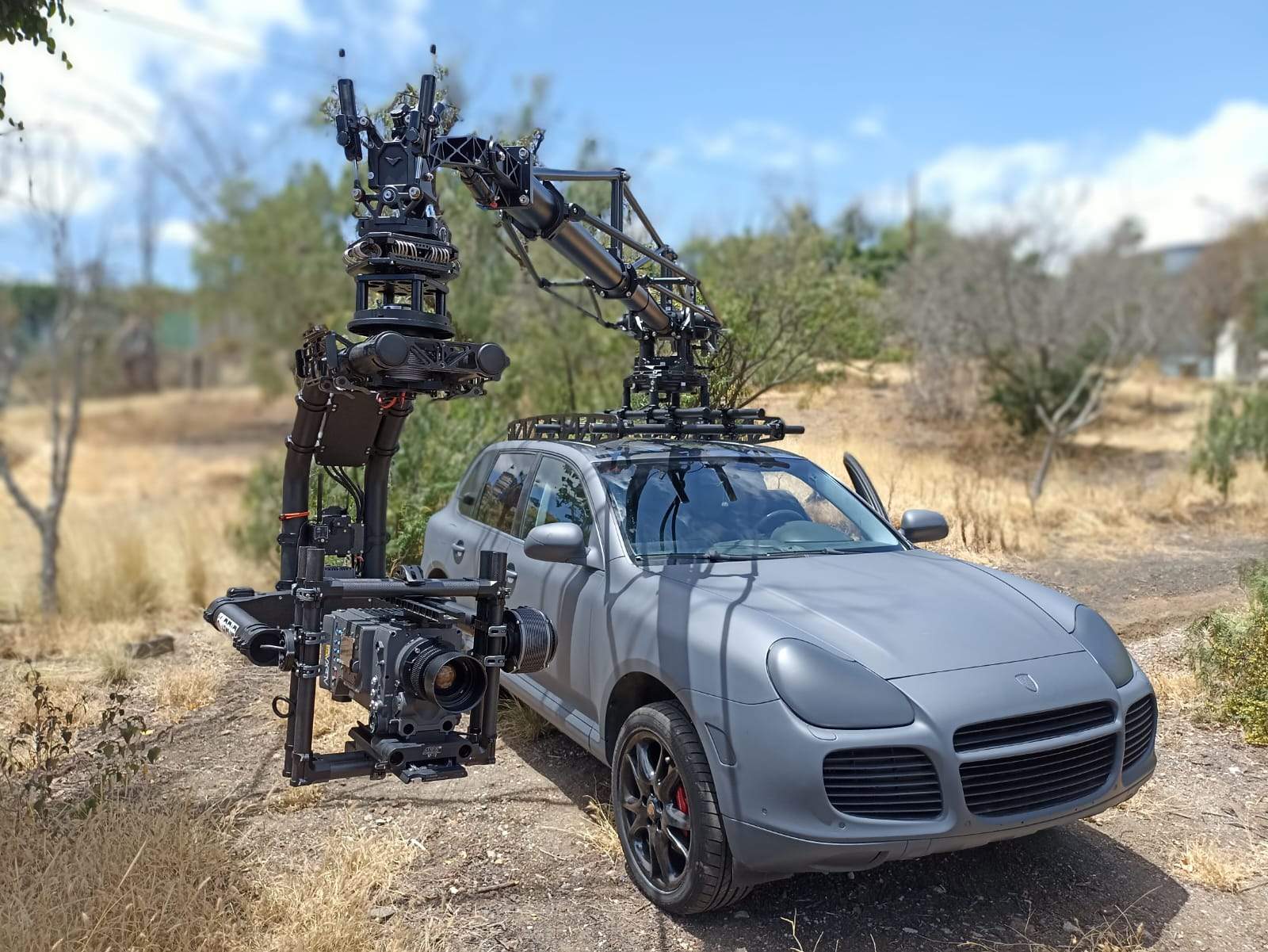 Porsche Cayenne con grúa Motocrane Radical