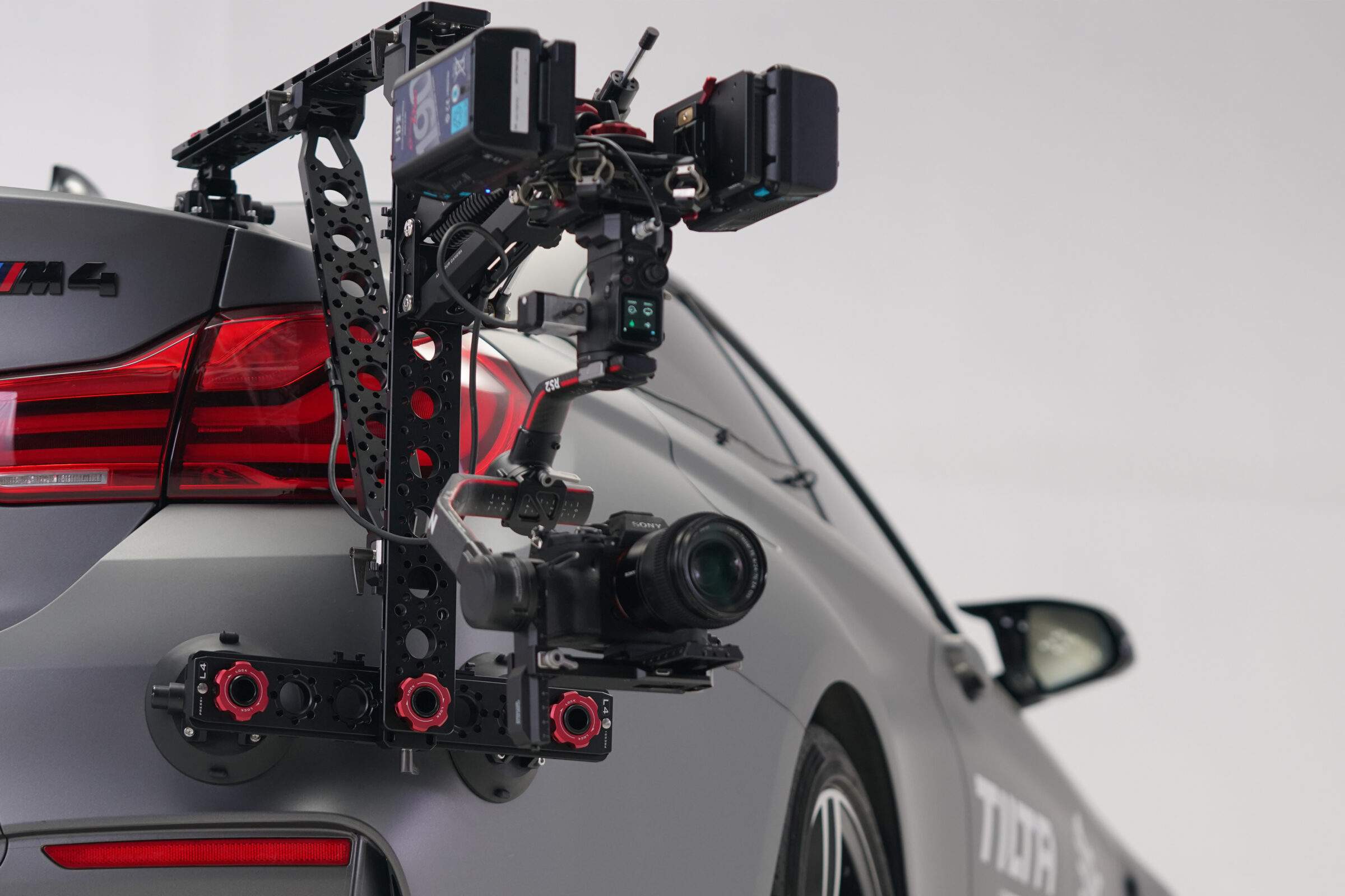 Carmount Tilta Hydra Alien montado en un coche