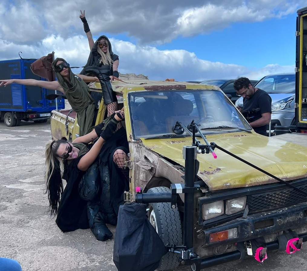 Montaje de cámara en el frontal de un coche durante el rodaje de un videoclip