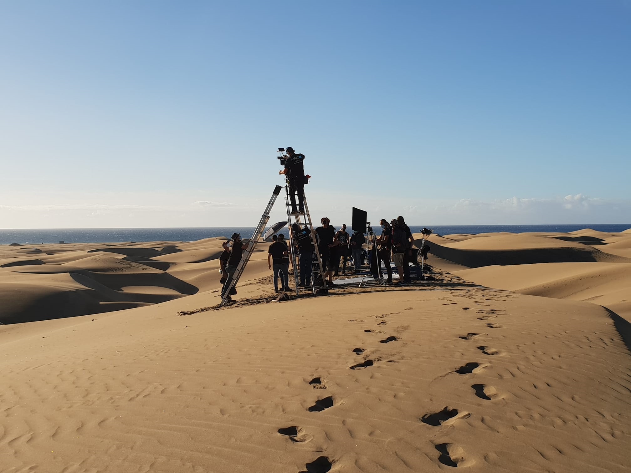 Equipo de rodaje con ladderpod en las dunas de Canarias